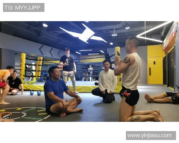 一龙与重口味的巅峰对决谁能在搏击场上笑到最后